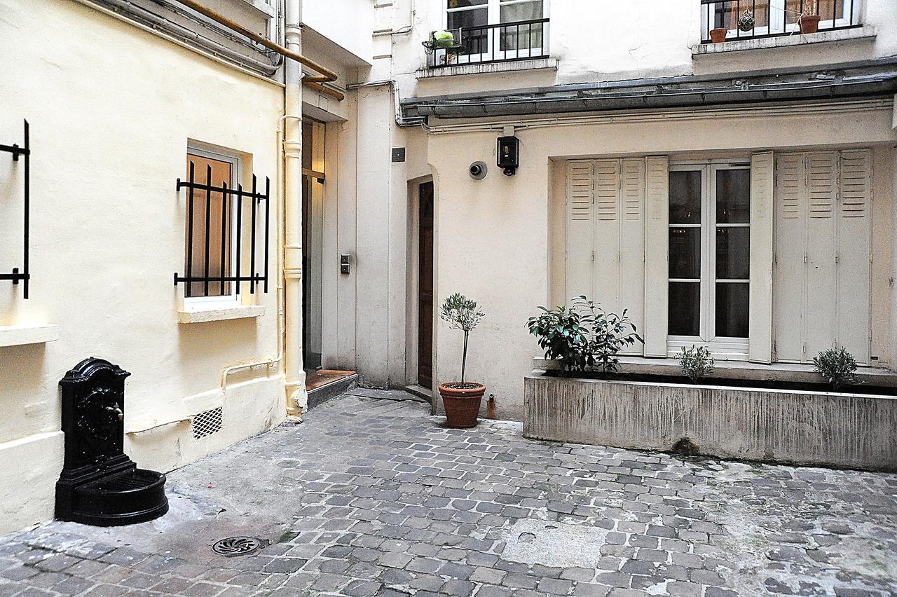 Beautiful Apartment In Historical Marais Paris Exteriör bild